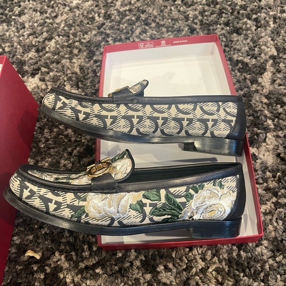 Ferragamo Loafers, excellent condition, worn once. Size 7 1/2. - Picture 3 of 7